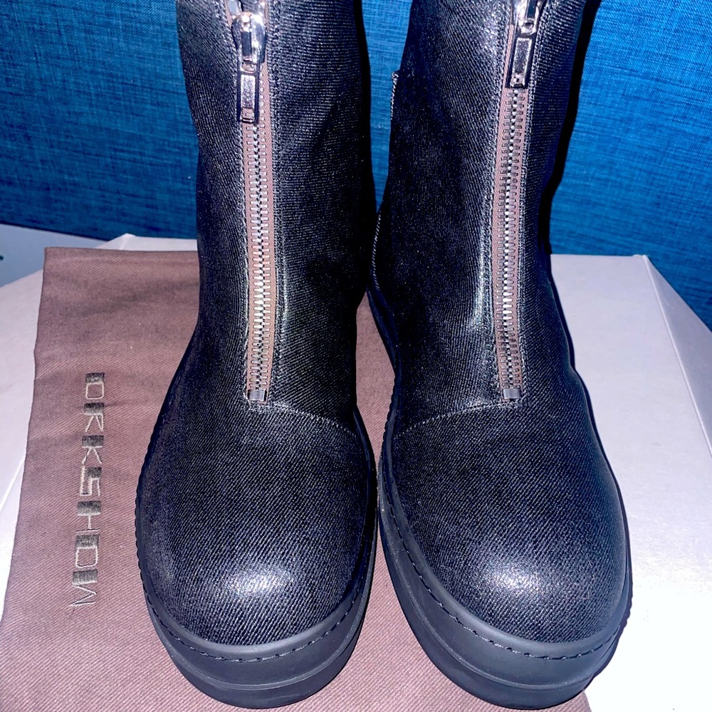 black
calf leather/cotton
 front zip fastening
round toe
I flat rubber sole